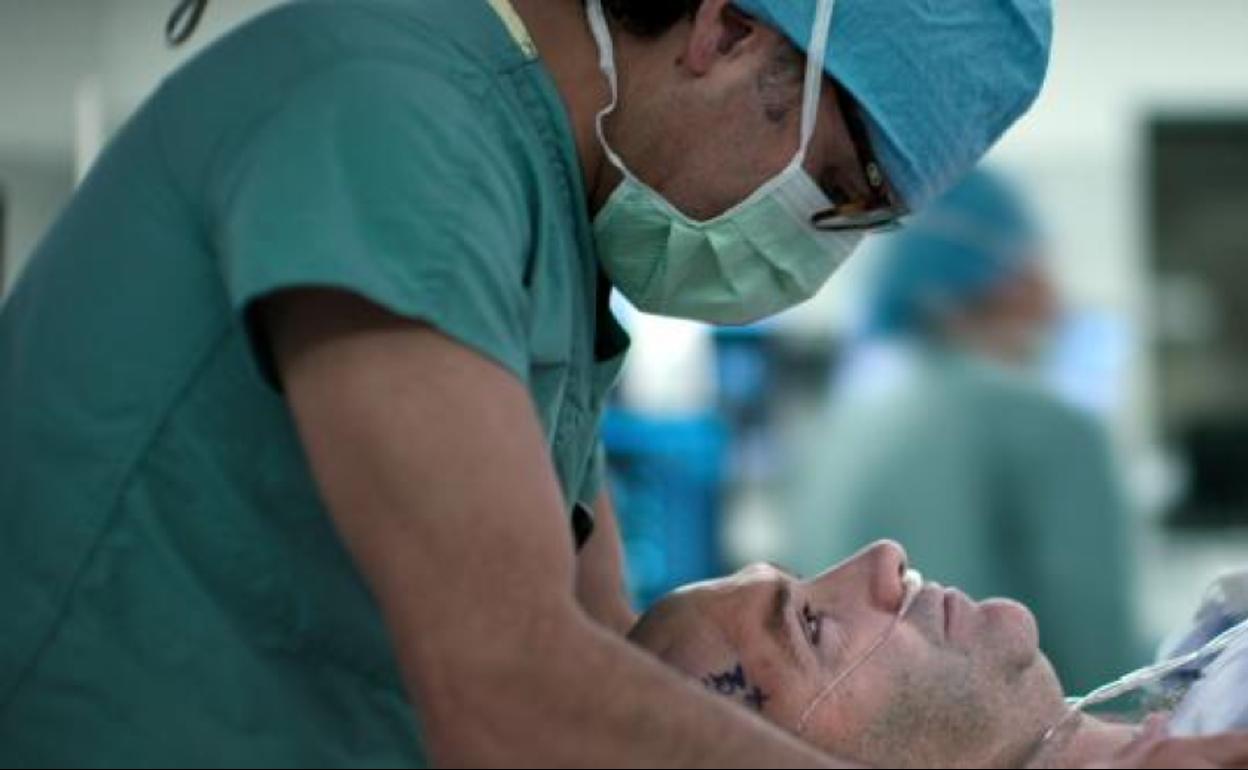 'Doctor Q', el neurocirujano mexicano que inspira un filme de Brad Pitt